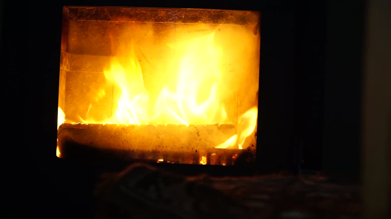 배경에 벽난로에서 불이 타오른다