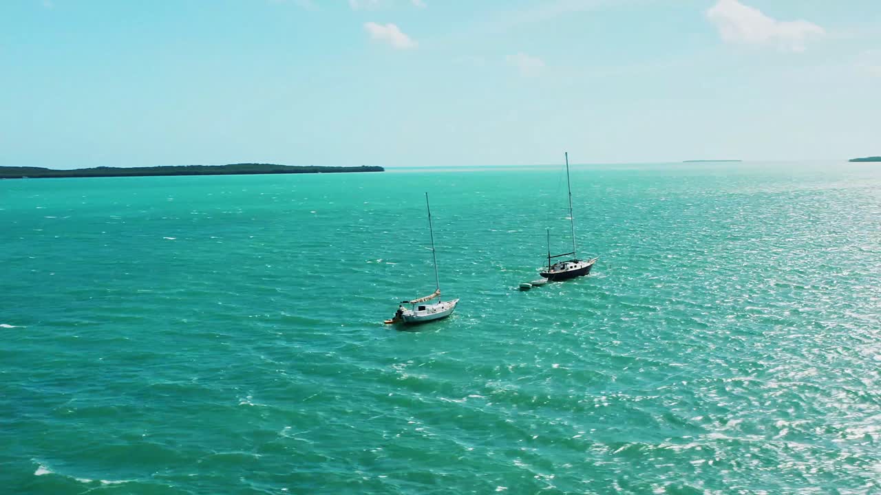 vista aérea de barcos en aguas profundas frente a la costa de florida