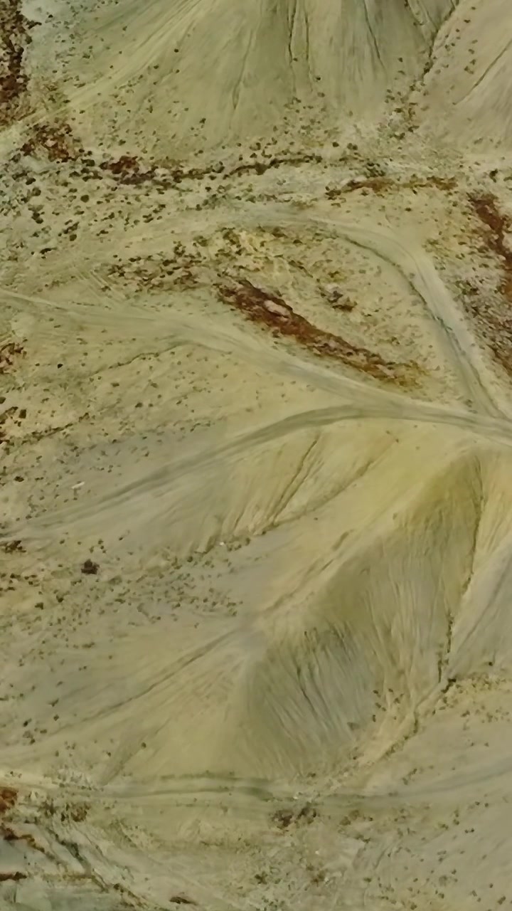 Caminos de tierra serpenteantes a través de terrenos áridos en Colorado durante las horas de luz