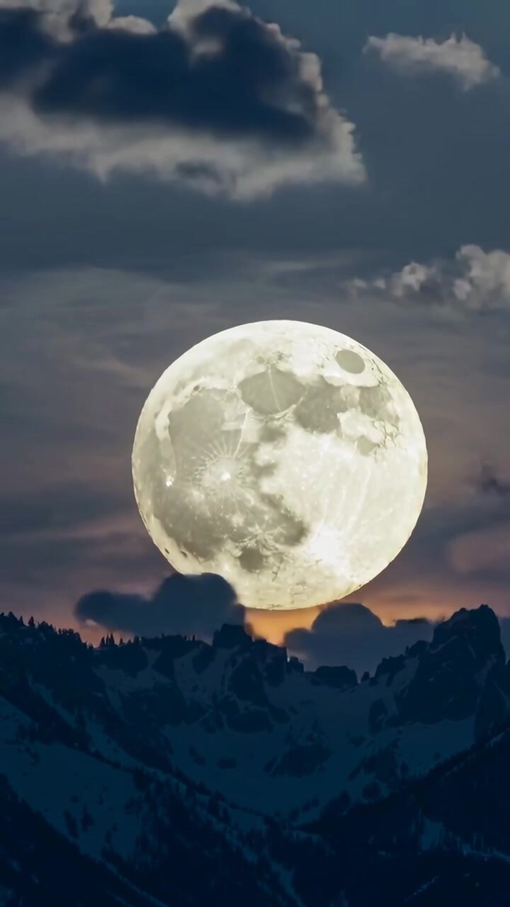 Vertikales Video: Aufgehender Vollmond über einem zerklüfteten Grat nach Sonnenuntergang, Wolken ziehen, die Nacht einläutend