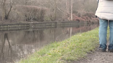 Wanderer-Auf-Dem-Treidelpfad-Am-Kanal