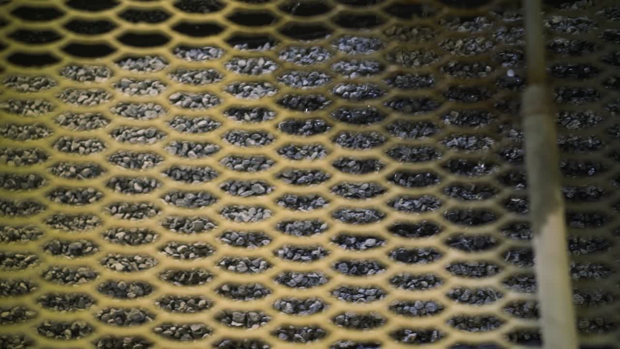 Gravel Processing on a Metal Screen