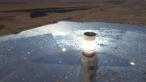 la torre de energía solar más alta del mundo vista de primer plano, desierto desolado en el fondo - toma aérea de drones