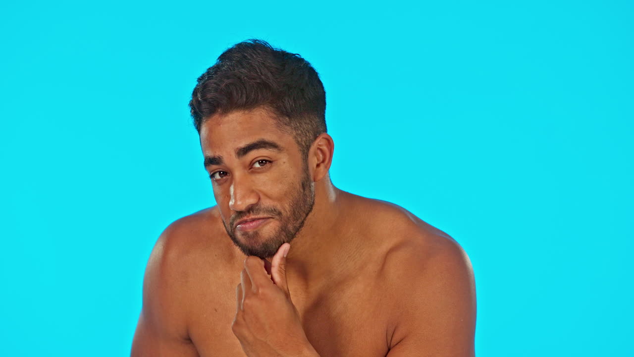 얼굴, 머리카락 관리 및 남자가 스튜디오에서 수염을 만지는