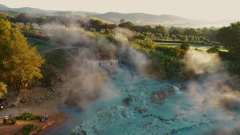 cascate del mulino, relajante baño de aguas termales naturales, saturnia, toscana, italia, europa, vista de avión no tripulado viajando hacia arriba