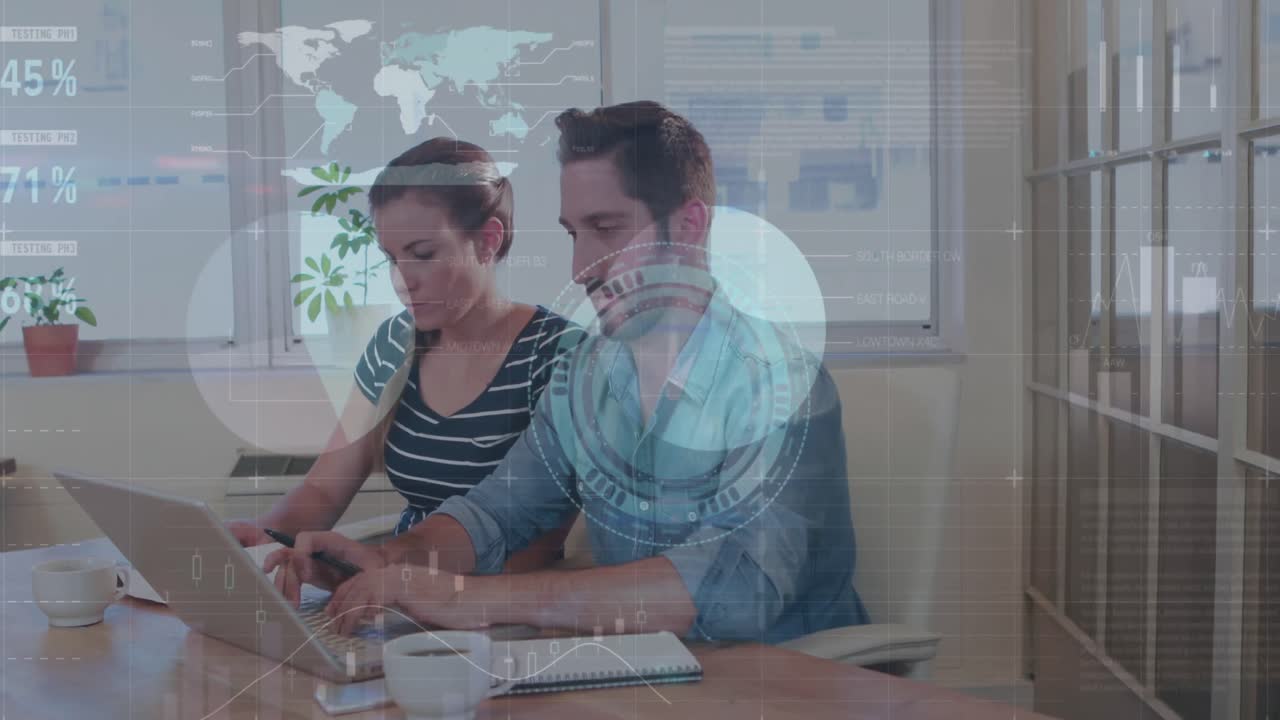 animación del reloj, procesamiento de datos financieros sobre personas de negocios que usan computadora portátil en reuniones