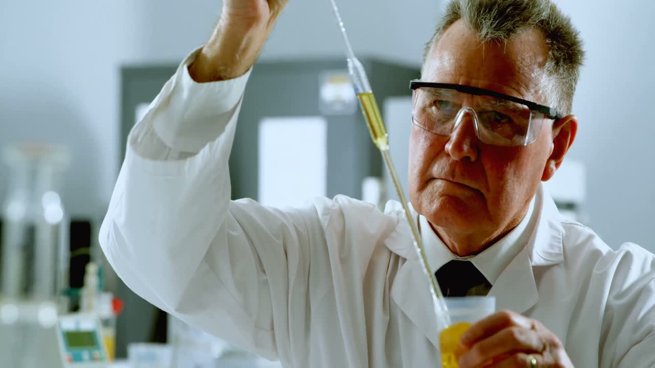 실험실에서 실험하는 남성 과학자 4k