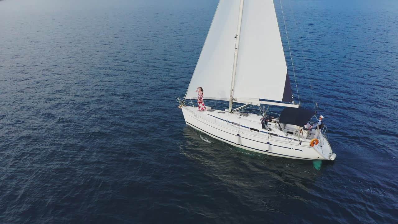 yate de lujo navegando en el océano abierto