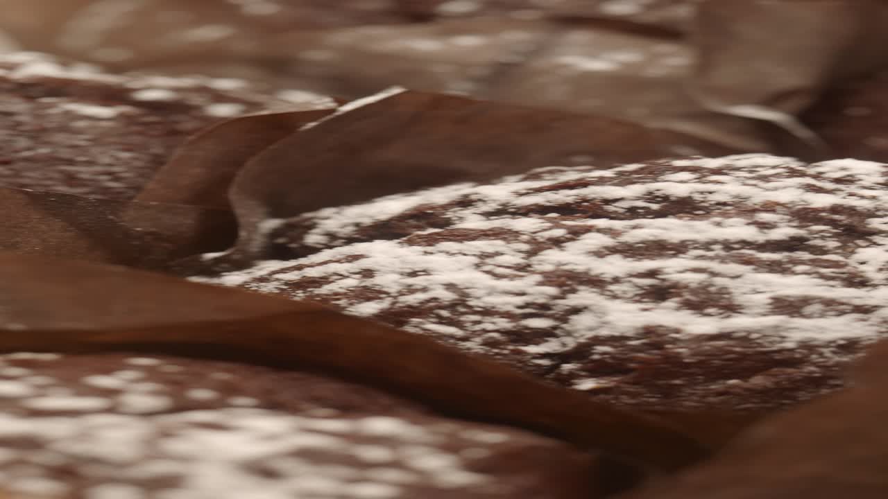 초콜릿 마핀과 설탕 가루의 클로즈업