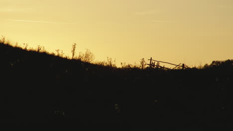 Sunset-in-Romanian-countryside,-an-old-fence