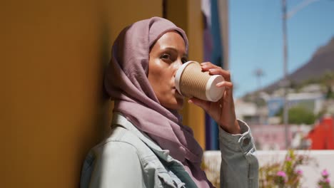 mujer joven con hijab fuera y alrededor de la ciudad