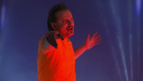 hombre loco divertido bailando en el estudio muy contento concepto ganador.