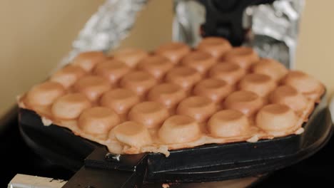 baking a bubble waffle in a waffles toaster