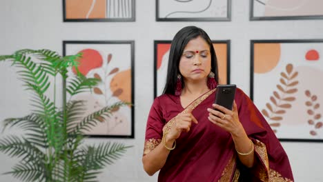 Mujer-India-Aburrida-Desplazándose-Por-Teléfono