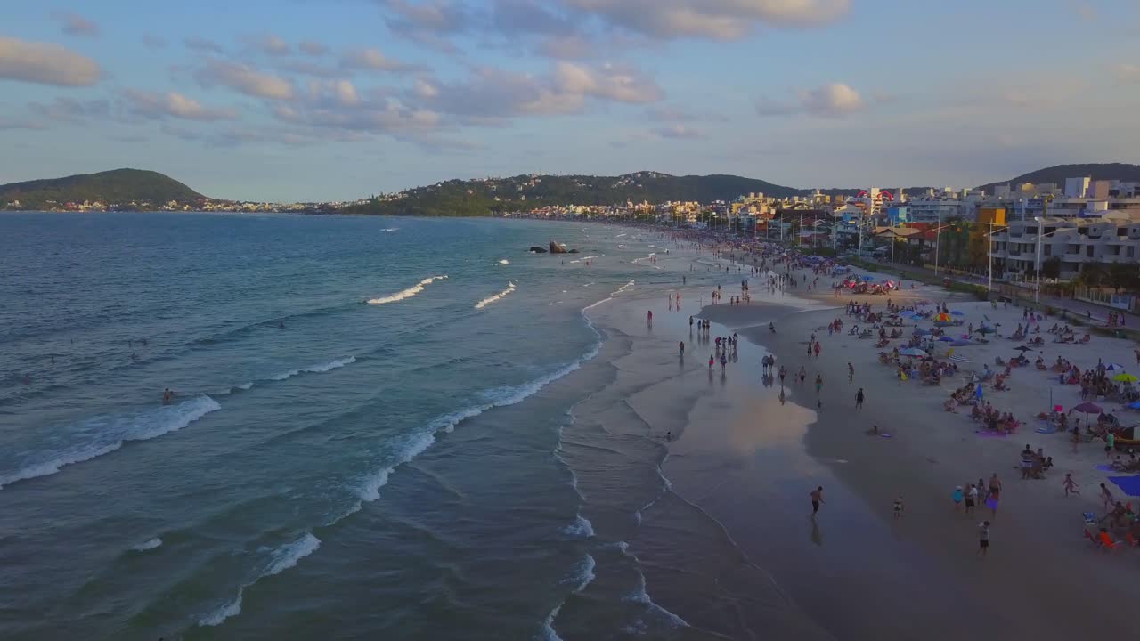 vuelo aéreo sobre el mar en la playa de bombas en la hora dorada en el sur de brasil