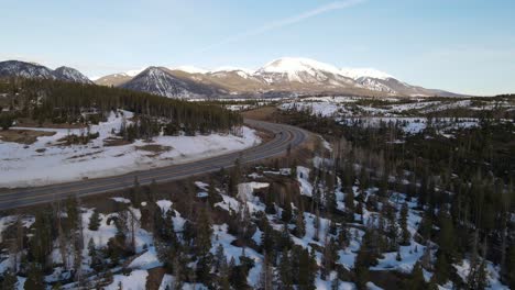 4K-Drohnenvideo-Enthüllt-Autos,-Die-Im-Winter-In-Colorado-In-Rocky-Mountains-Fahren