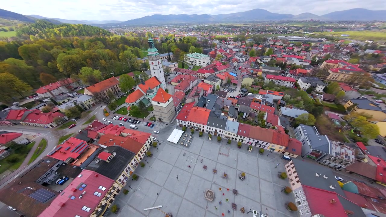 Ohromující FPV zpomalený let nad náměstím v Żywci, představující život města.