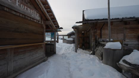 Munt-de-Fornella-Cabin-At-The-Snow-Covered-Foothills-Of-Sass-Putia-Mountain,-Italy