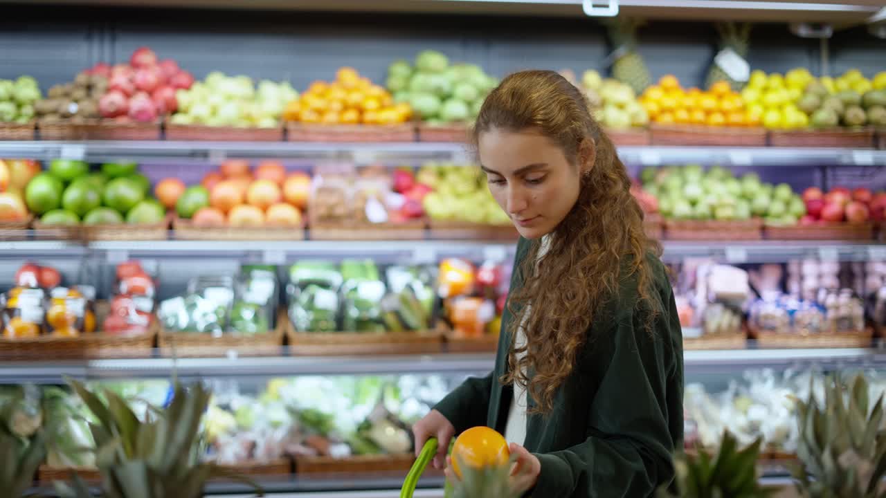 음식 카운터 에서 다른 과일 을 비교 하는 여성 고객