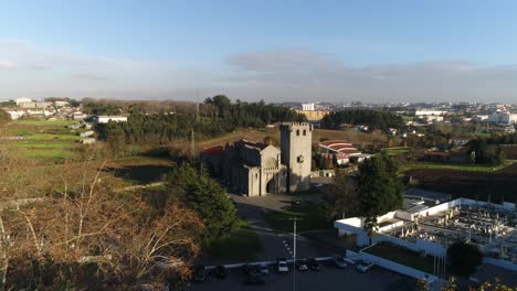 drone aéreo sobre una iglesia secular