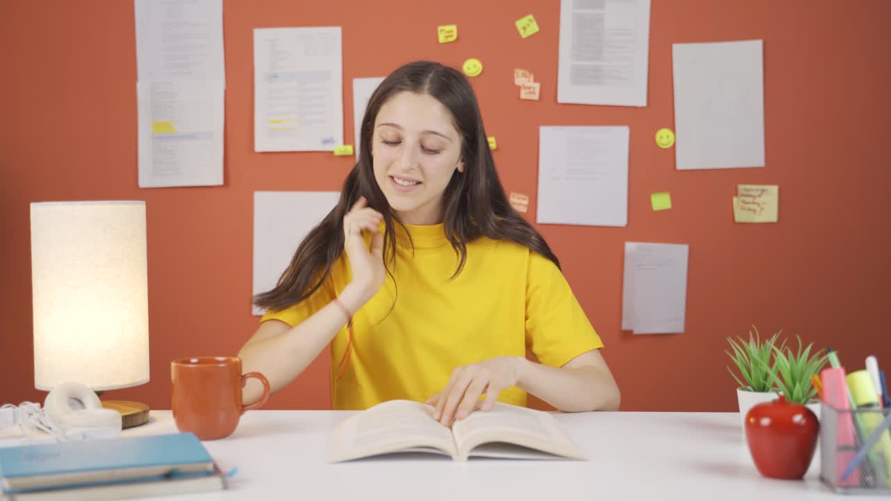 la niña está muy contenta de leer libros.