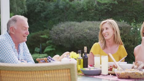 Family-enjoying-lunch-outdoors