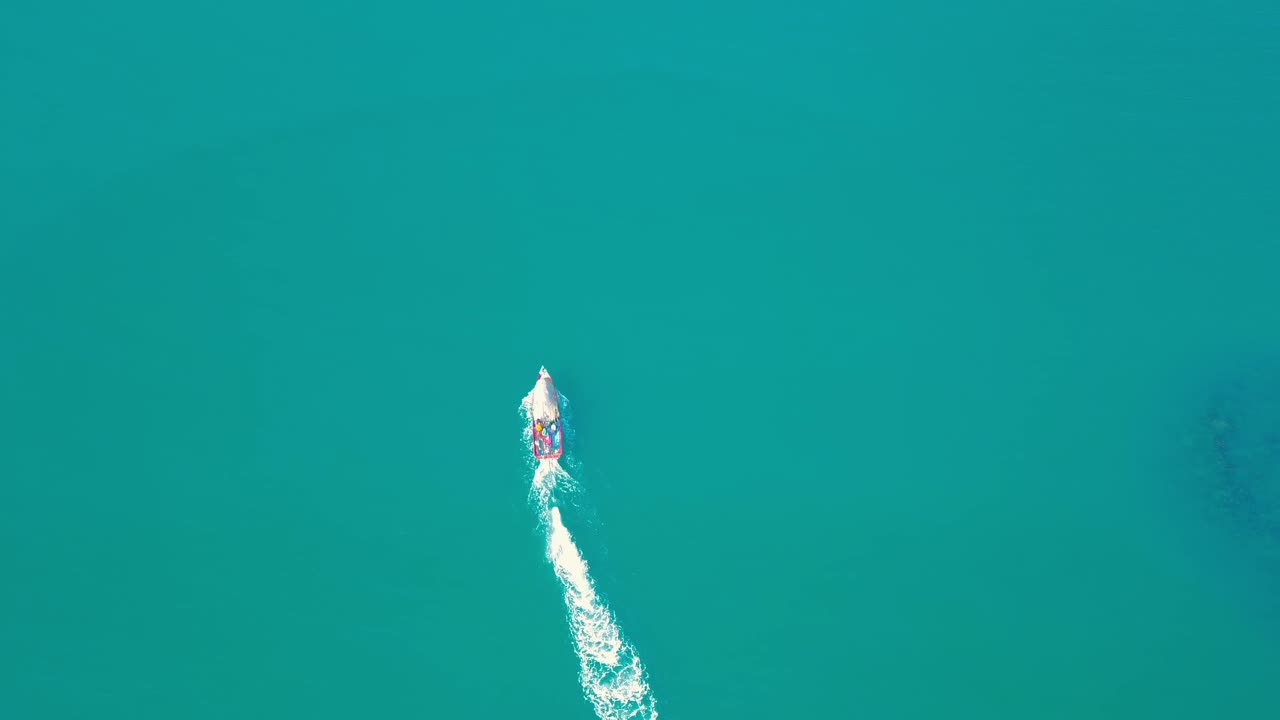 vista aérea de barco de lujo, yate de lujo moviéndose rápido en el mar azul
