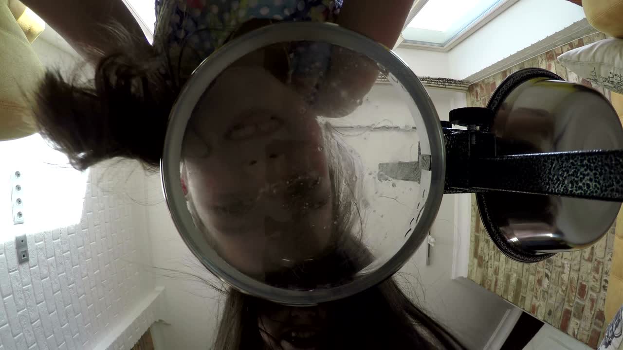 dos hermosas hermanas jóvenes juegan cerca de los cuencos de perros. gran perro de montaña bernese sennenhund vino a ver al jugador. cara de perro de cerca. usar cuenco con fondo transparente. año de perro. símbolo del año calendario chino. feliz navidad y feliz año nuevo. bajo