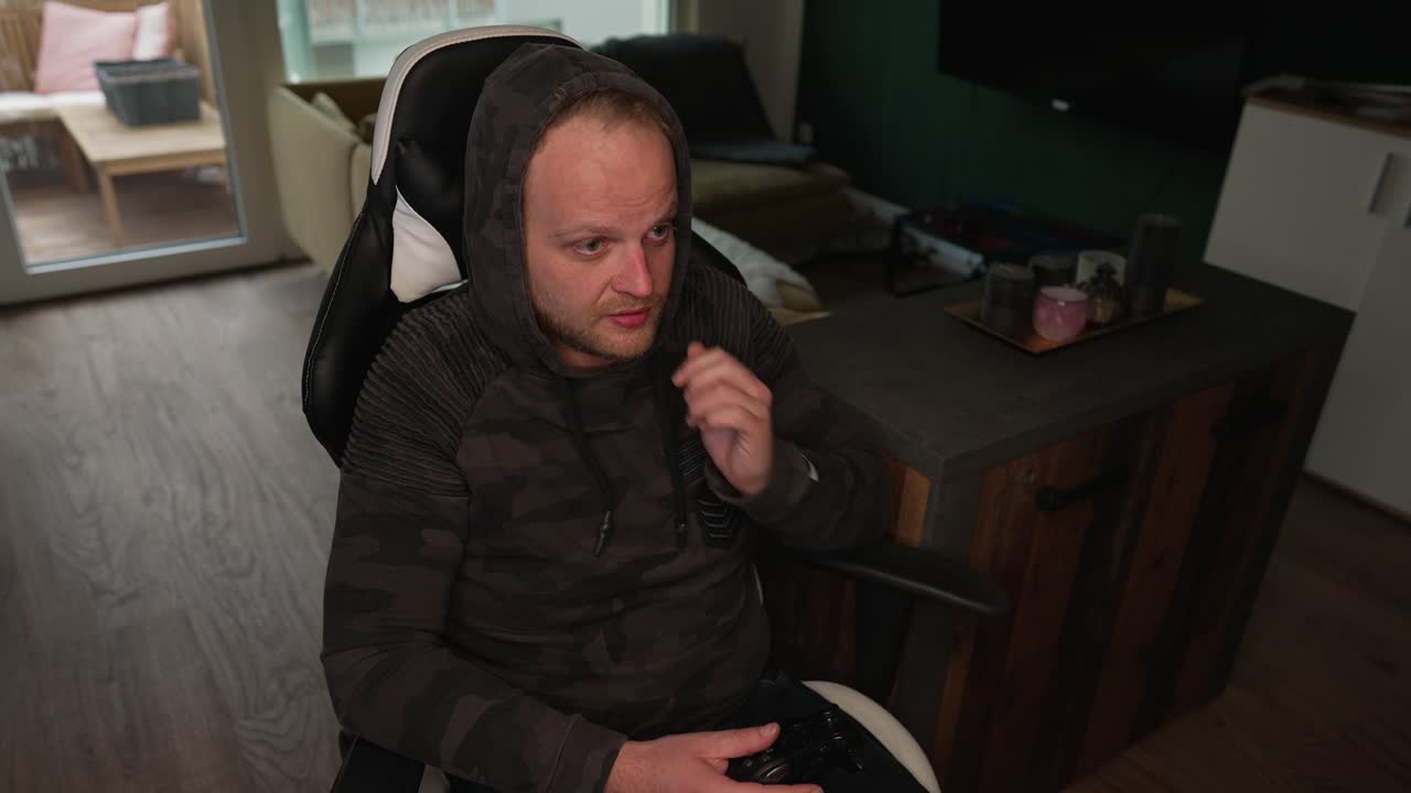 videojuegos - hombre centrado jugando un juego, plano medio de cámara lenta de ángulo alto