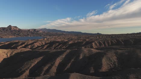 Wüste-Zur-Goldenen-Stunde-Mit-Colorado-River,-Der-In-Den-Bergen-Verschwindet