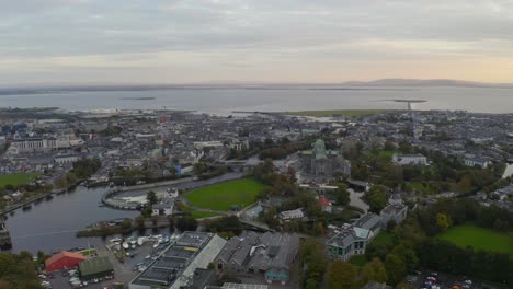 Amplia-Vista-Aérea-De-La-Ciudad-De-Galway,-Irlanda.