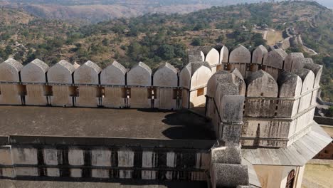 Antiguo-Muro-De-Piedra-Fuerte-Con-Cielo-Azul-Brillante-Por-La-Mañana-El-Video-Se-Toma-En-Kumbhal-Fort-Kumbhalgarh-Rajasthan-India