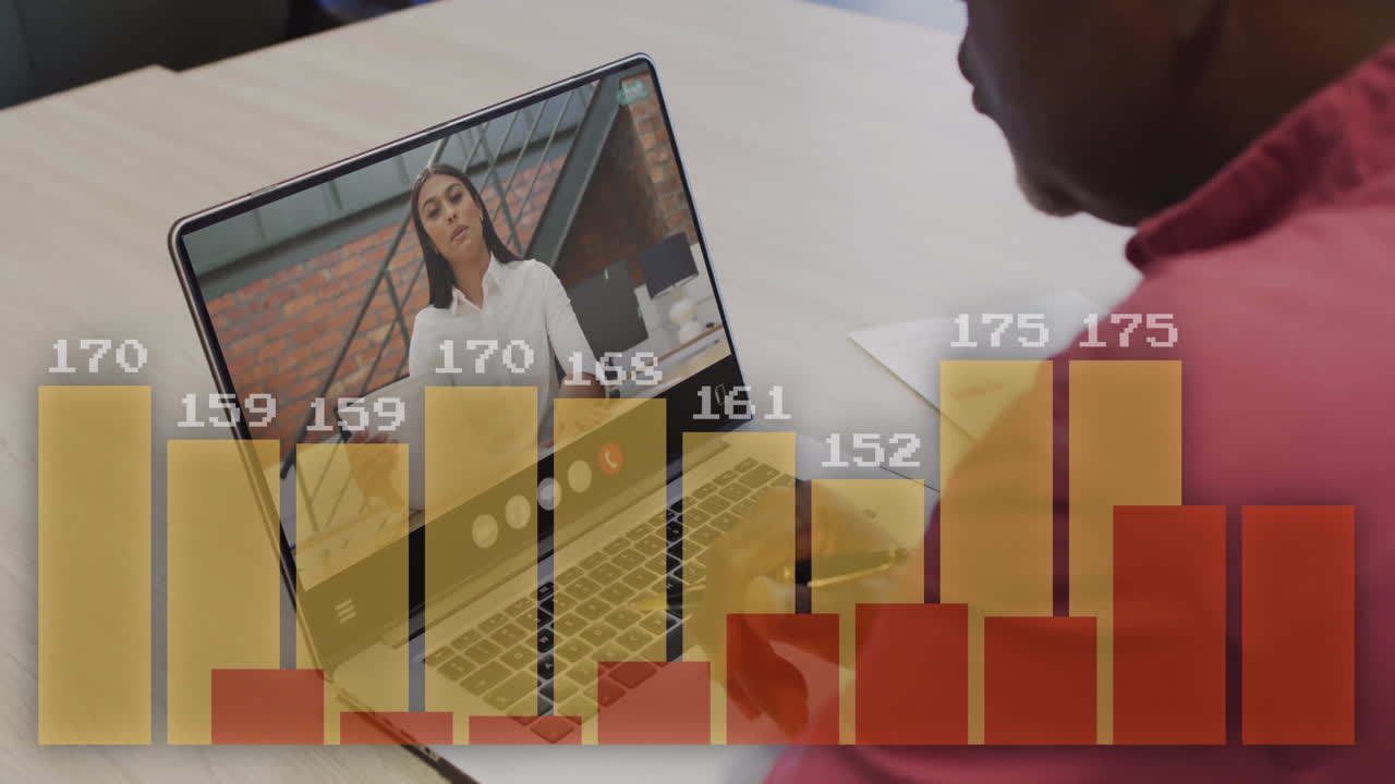 animación de procesamiento de datos sobre empresario afroamericano usando portátil en llamada de video
