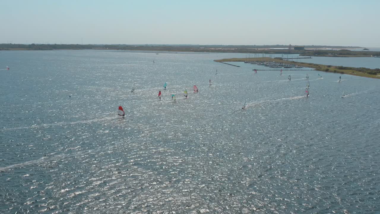 무인 항공기 - 섬, zeeland, 네덜란드, 30p에 흰 구름과 함께 화창한 날에 파란색, 물결 모양의 바람이 부는 바다에 많은 서퍼의 공중 샷