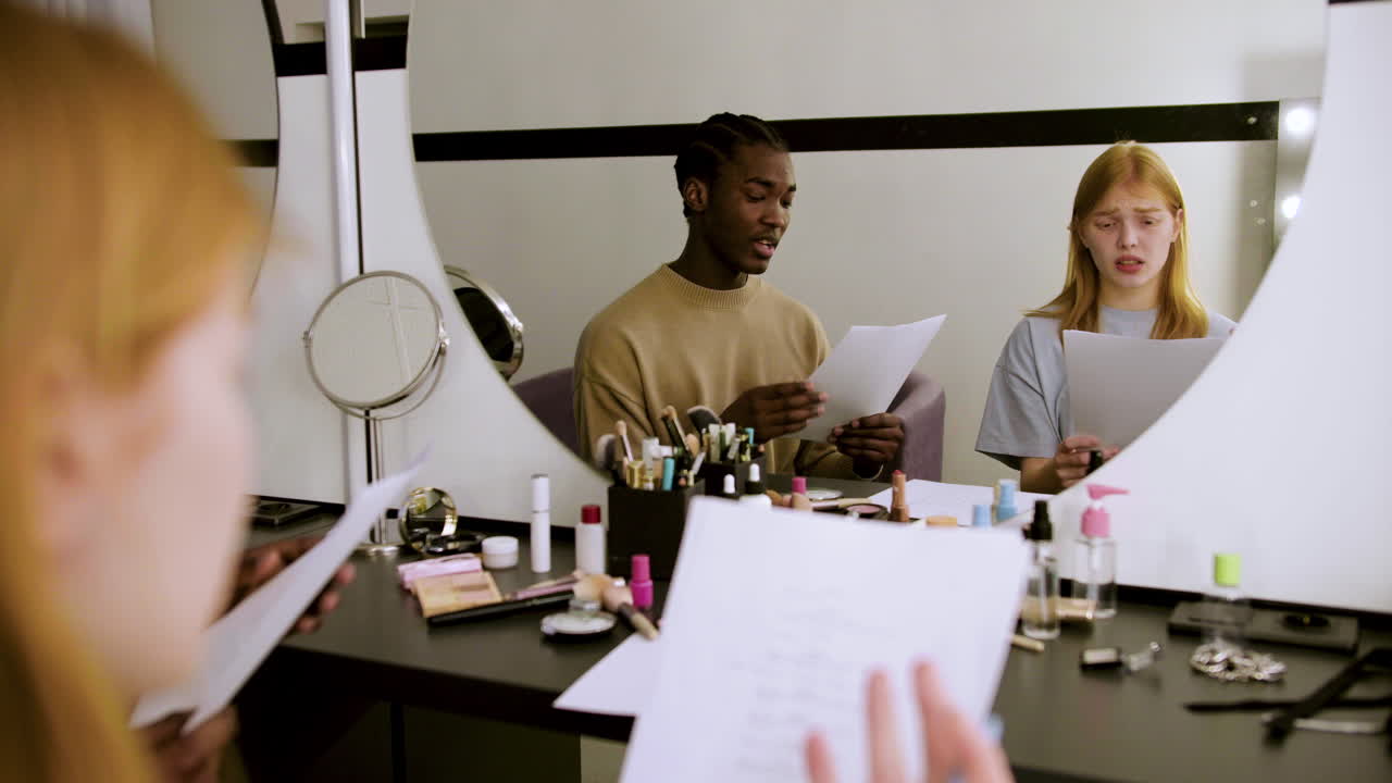 연습 중인 젊은 배우들