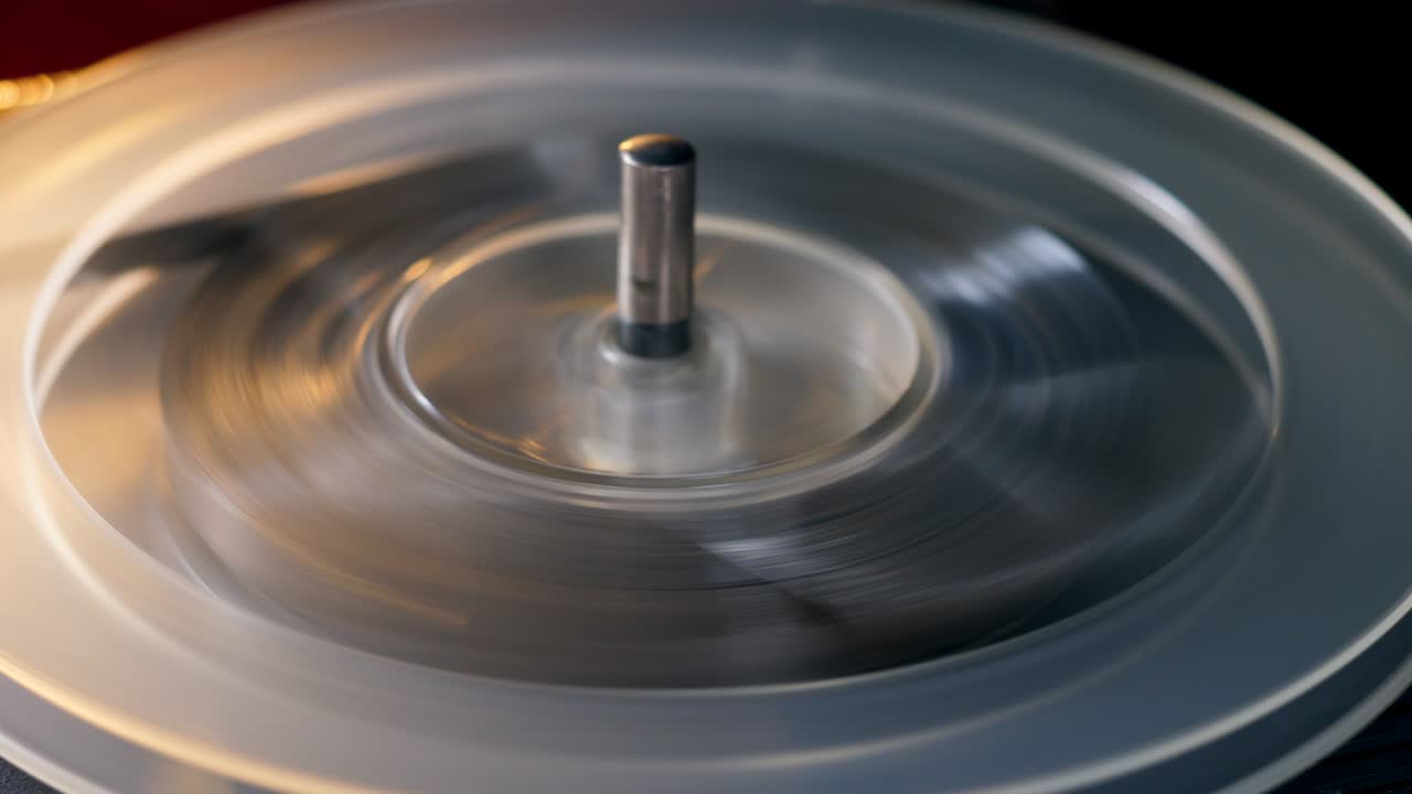 녹음 릴의 빠른 회전