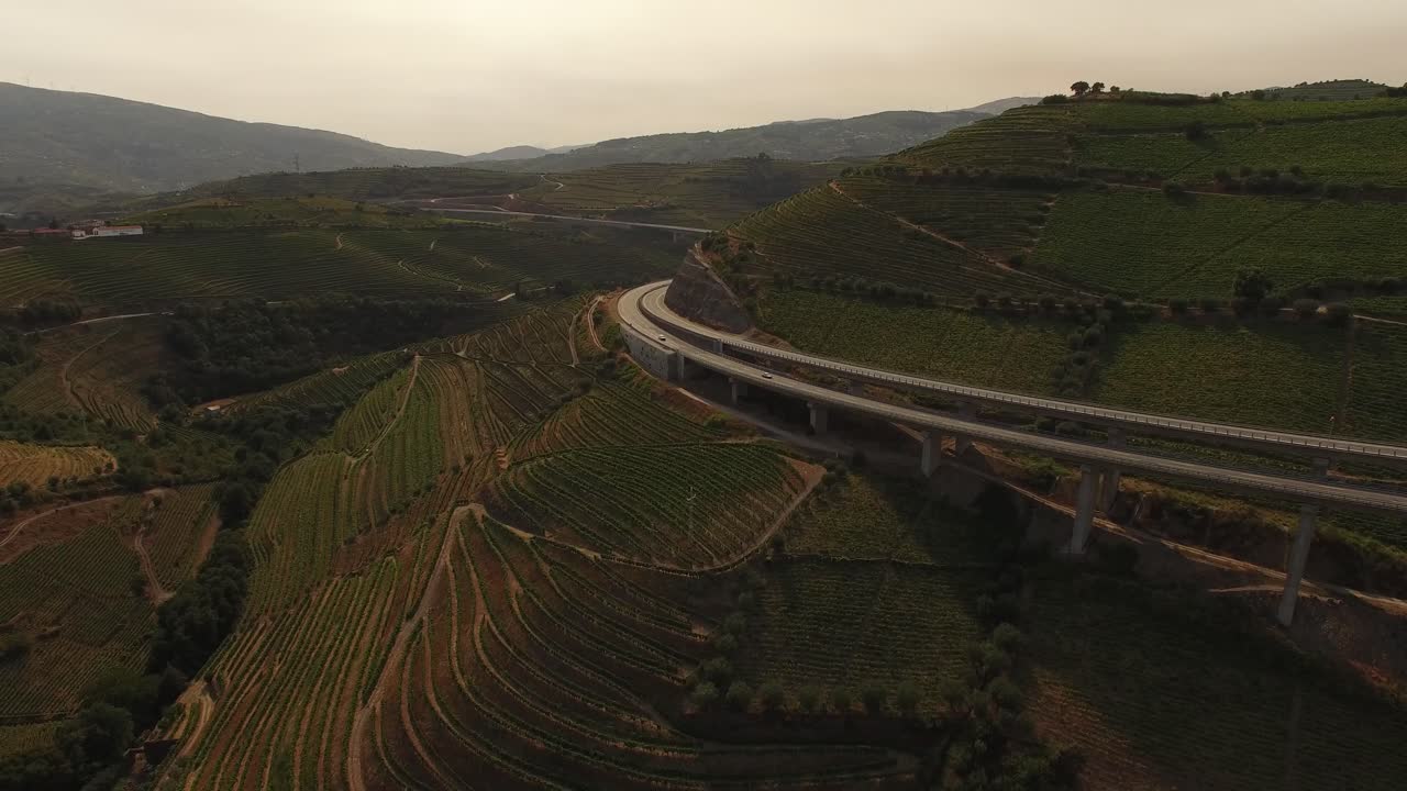 Traffico autostradale sui famosi vigneti di montagna
