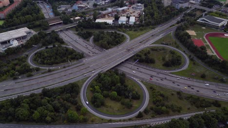 Intercambio-De-Tráfico-En-Forma-De-Trébol-En-Una-Autopista-Alemana-Que-Conecta-El-Tráfico-En-Un-Centro-Urbano