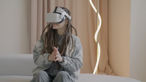 mujer experimentando la realidad virtual
