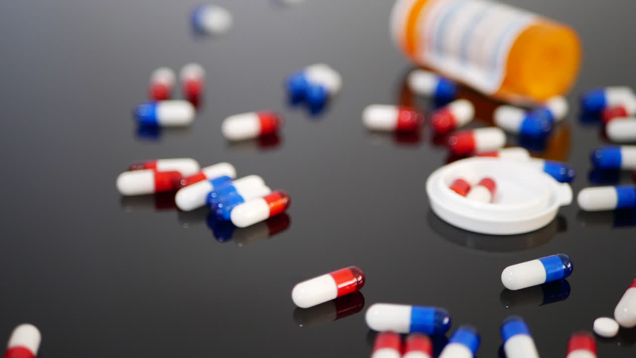 주황색 약국 약병이 배경에 있는 많은 처방약, 약물 및 항우울제