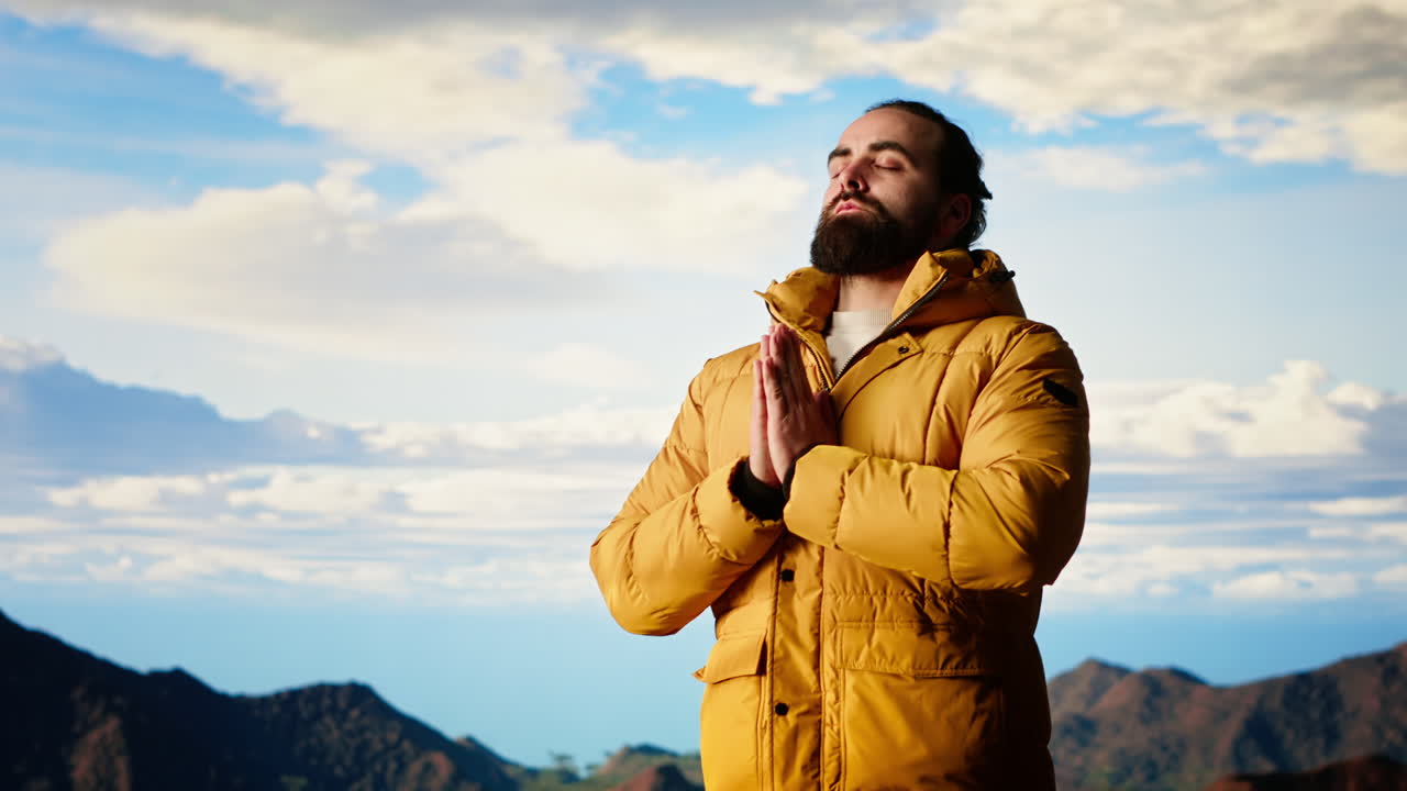 satisfecho tranquilo amante de la naturaleza meditando en la cima de la cordillera