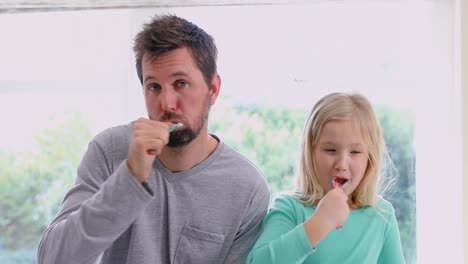 padre y hija sonrientes cepillándose los dientes 4k 4k