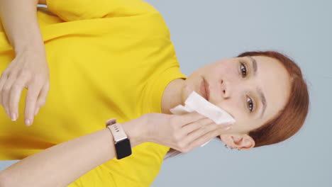 Vertical-video-of-A-woman-trying-to-remove-her-make-up.