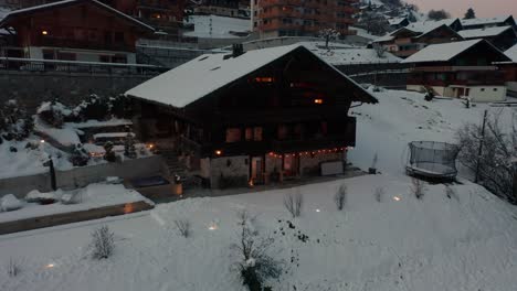 antena de una lujosa casa de vacaciones en un pequeño pueblo en invierno