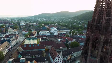 imágenes de 4k drohne filmadas cerca de la catedral en fraiburg im breisgau, alemania al amanecer