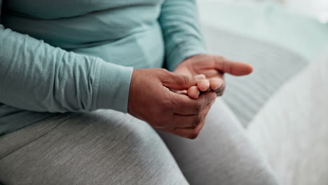 dolor en la mano, artritis y primer plano de una mujer anciana