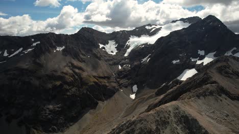 paisaje dramático de montañas rocosas y paisaje alpino de nueva zelanda