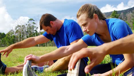 Personas-En-Forma-Haciendo-Ejercicio-En-El-Campo-De-Entrenamiento-4k