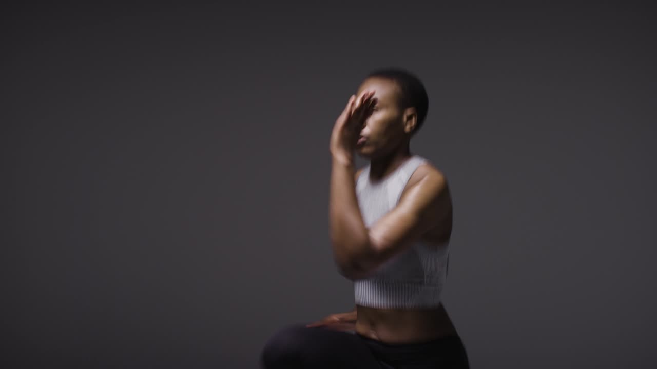 fotografía de estudio de una mujer vestida con ropa de gimnasia haciendo ejercicio corriendo en el acto 5