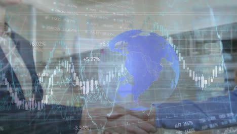 animación de procesamiento de datos en la sección media de hombre de negocios y mujer de negocios estrechando la mano